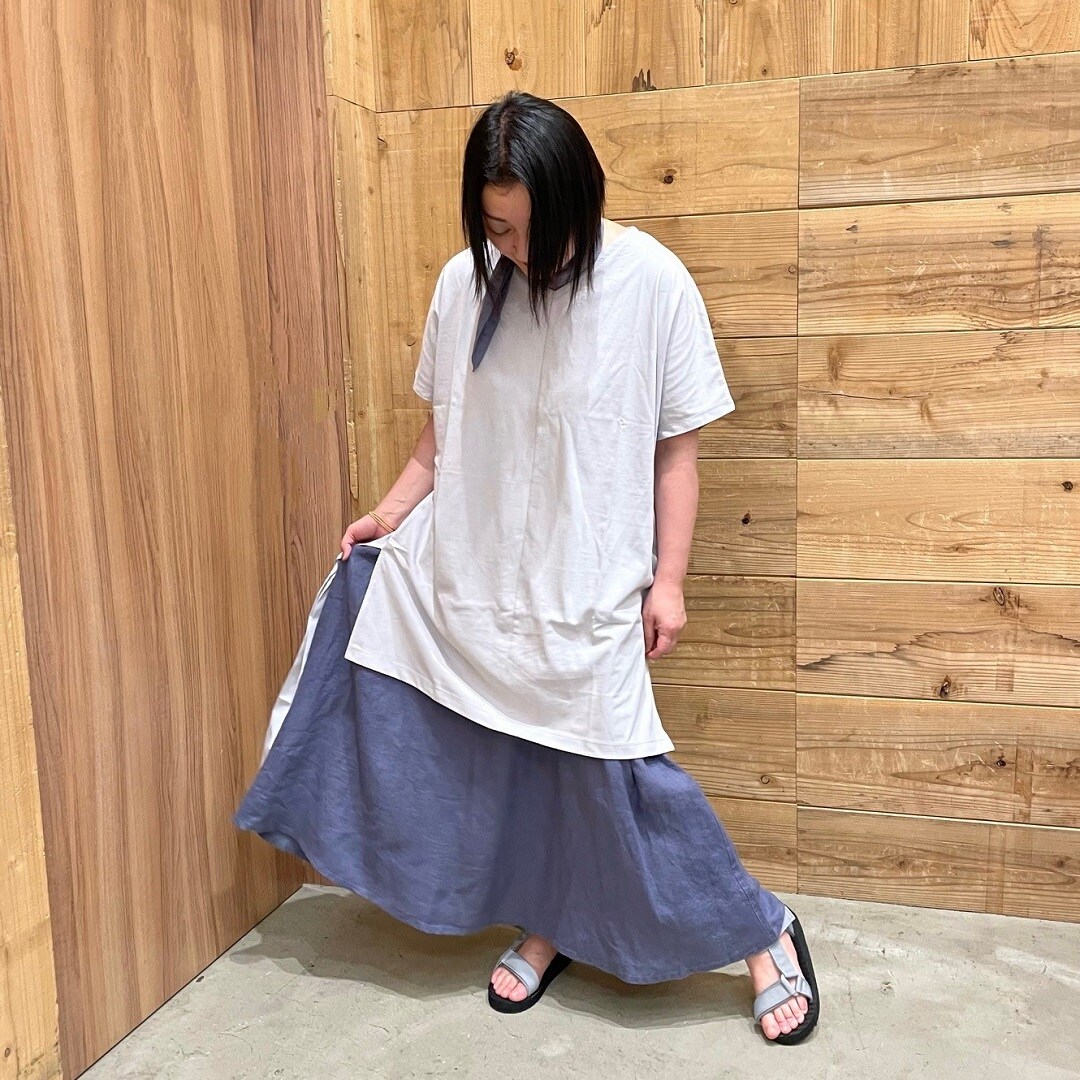 Vネックチュニックとフレアスカート　全身