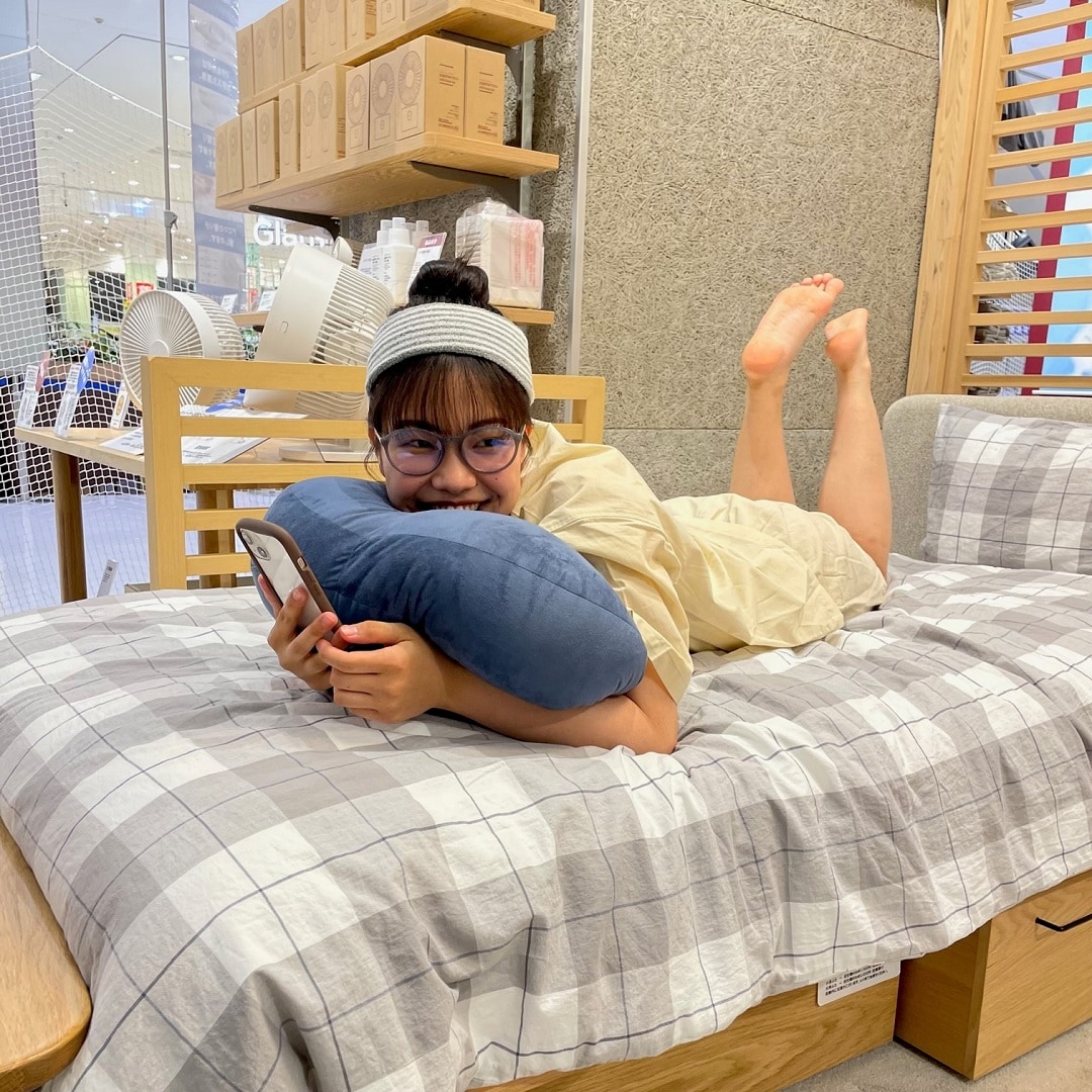 横になって　笑顔