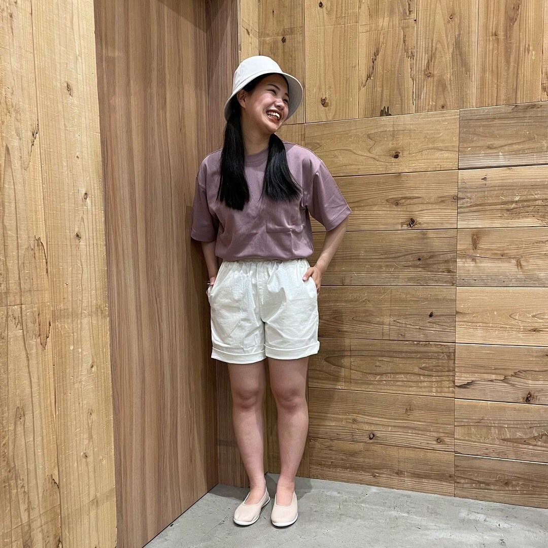 婦人　傘　ワイドTシャツ　ショートパンツ　全身