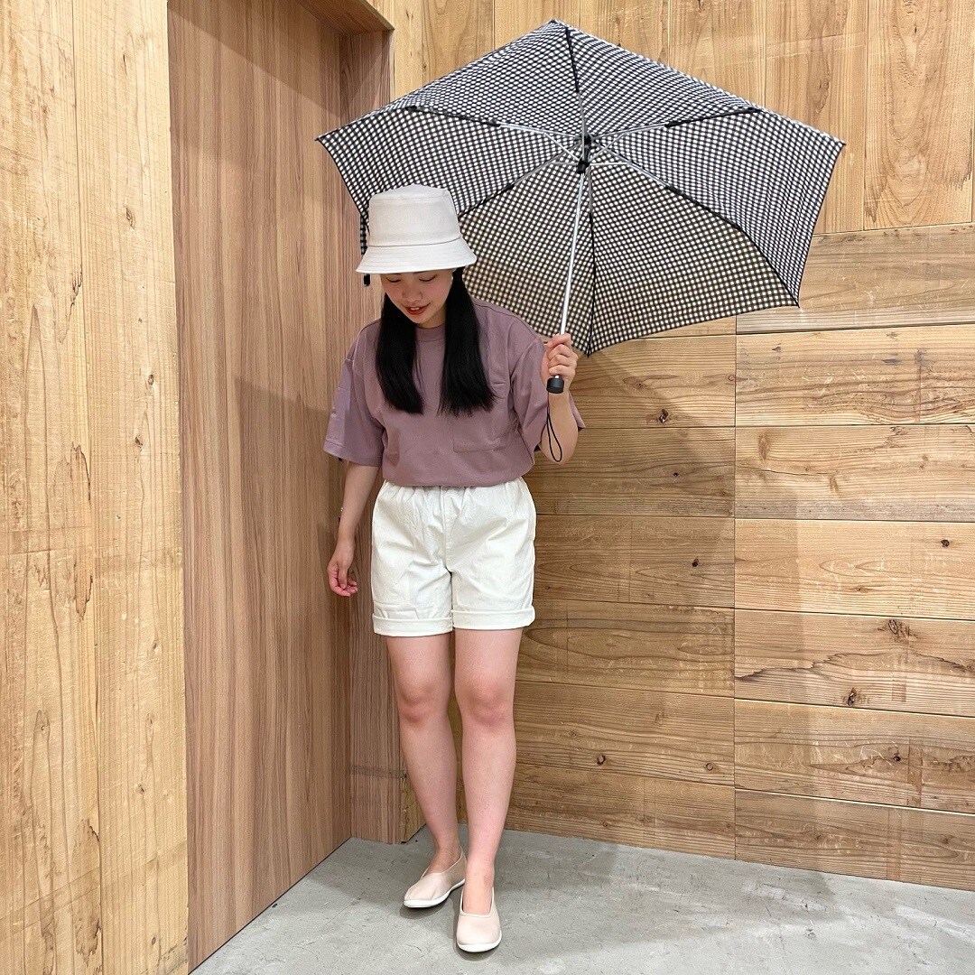 婦人　ワイドTシャツ　ショートパンツ　全身