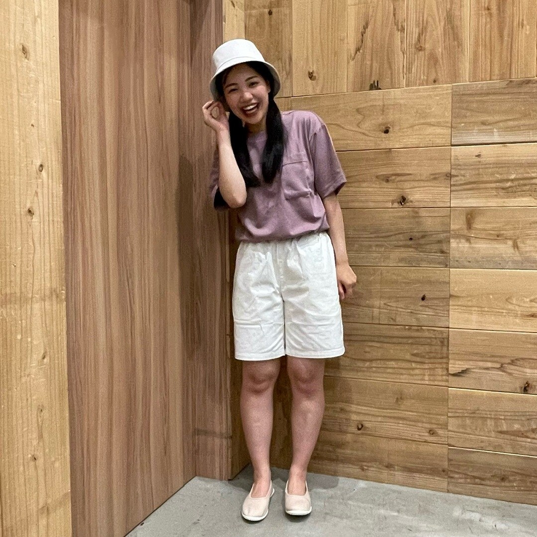 婦人　ワイドTシャツ　ショートパンツ　全身