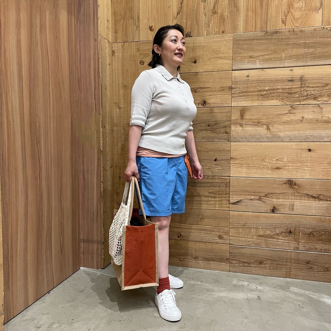 婦人　水色ショートパンツコーデ　全身