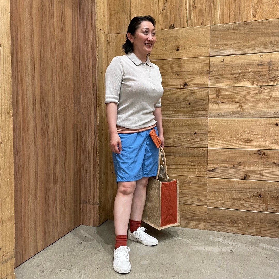 水色ショートパンツコーデ　全身