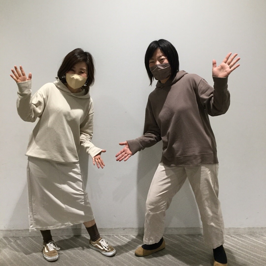 アイボリー、ブラウンパーカー