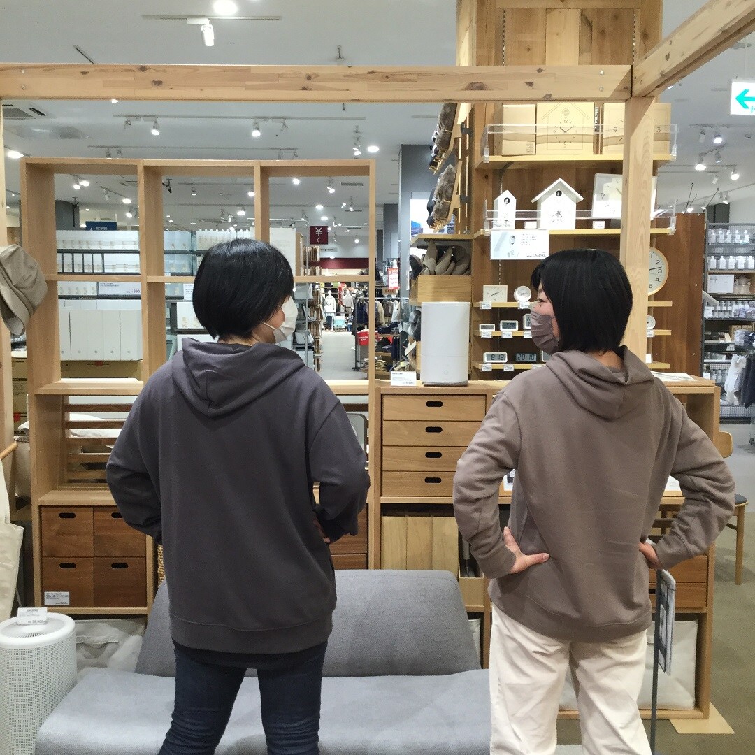 パーカー後ろ姿