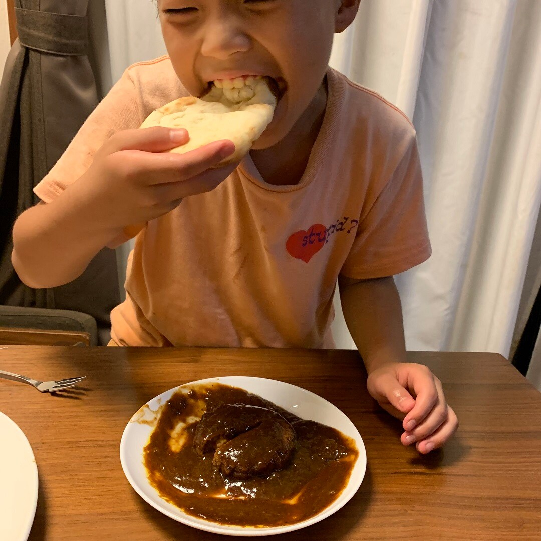 カレー食べる