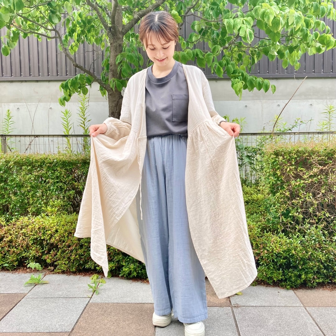 【ザ・モール仙台長町】しぼガーゼカーディガンを羽織っている様子