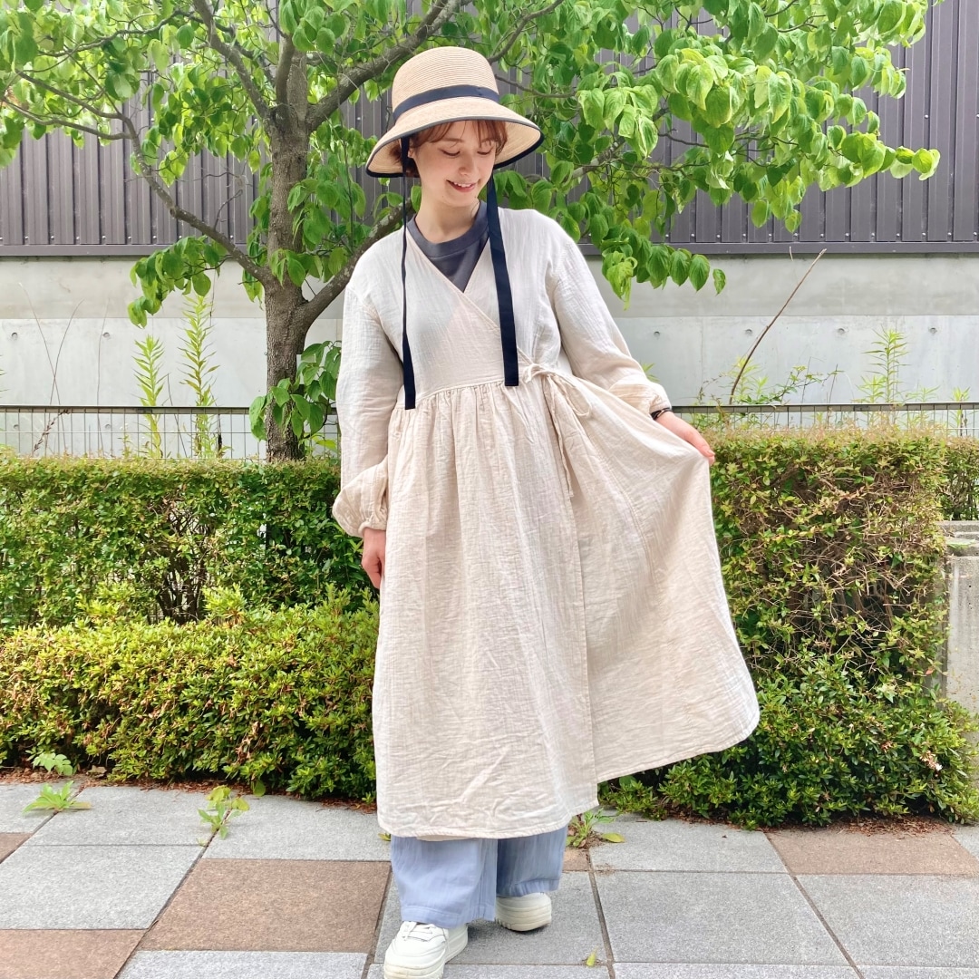 【ザ・モール仙台長町】しぼガーゼカーディガンをワンピースのように着こなしている様子