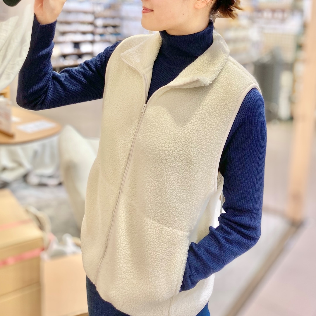 【ザ・モール仙台長町】ネイビータートルネックをボアフリースベストと合わせたコーディネート