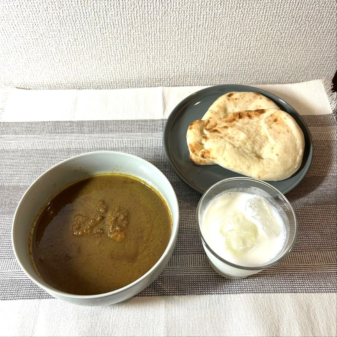 カレー、ラッシー、ナン