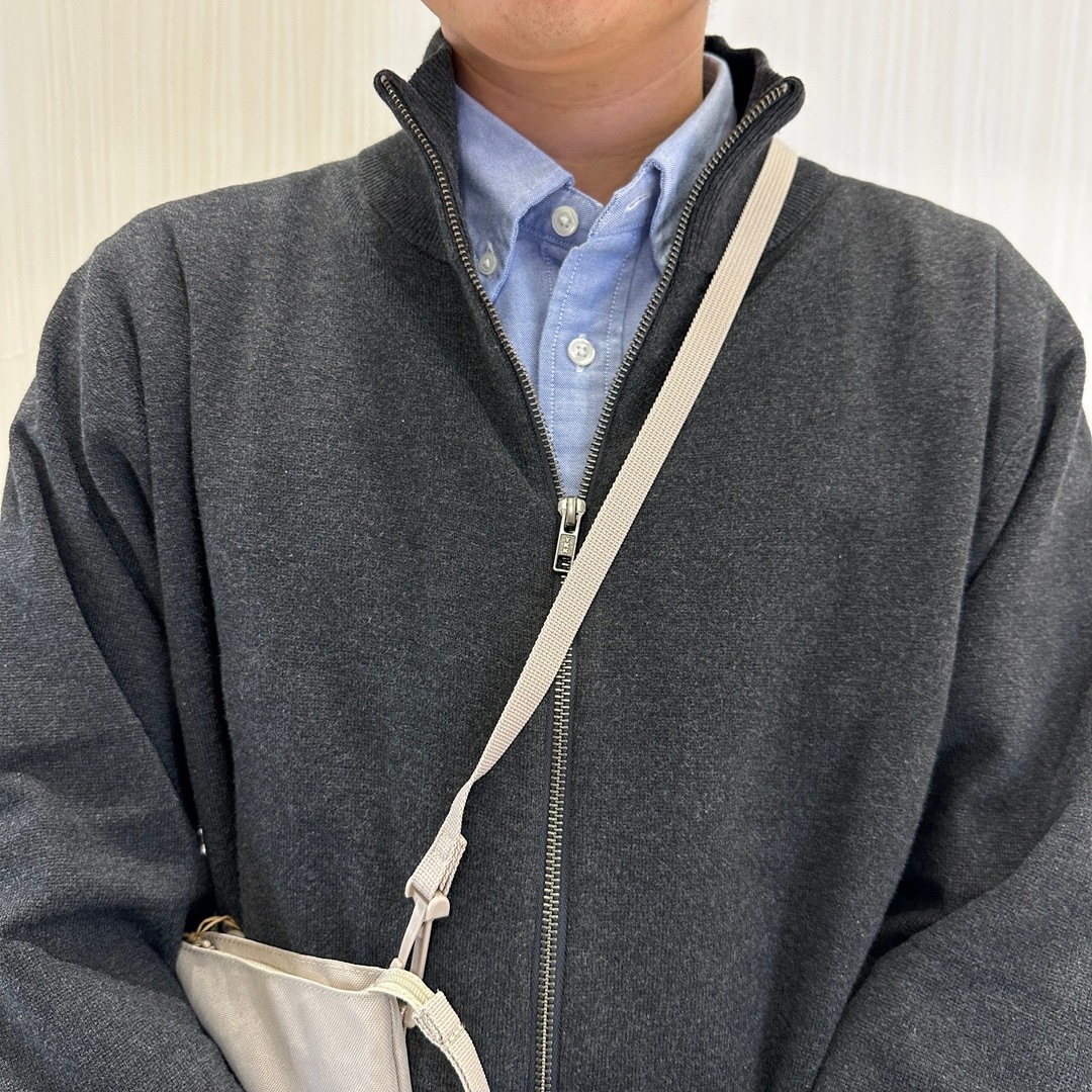 シャツとカーディガンの配色