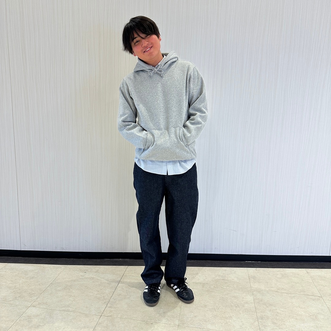 軽量ダウンノーカラージャケットを脱いだシルエット