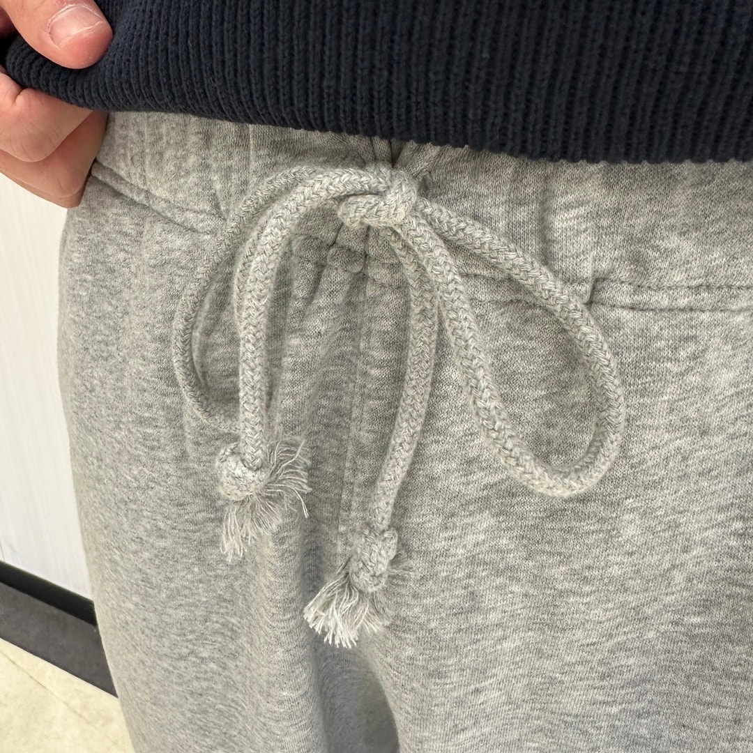 スウェットパンツのウエストの紐