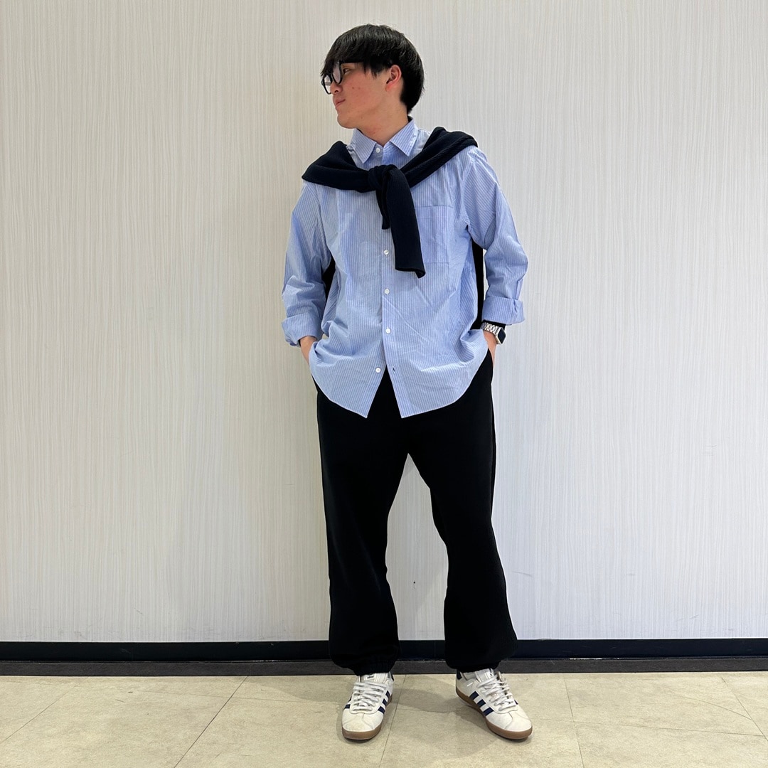 ニットポロセーター肩掛け　コーディネート全身