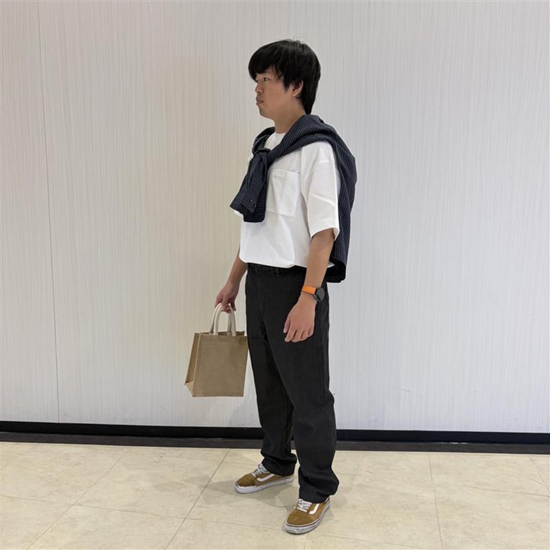 シャツを肩にかけたコーディネート