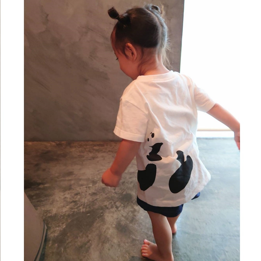 パンダの親子Tシャツを着た女の子の後ろ姿