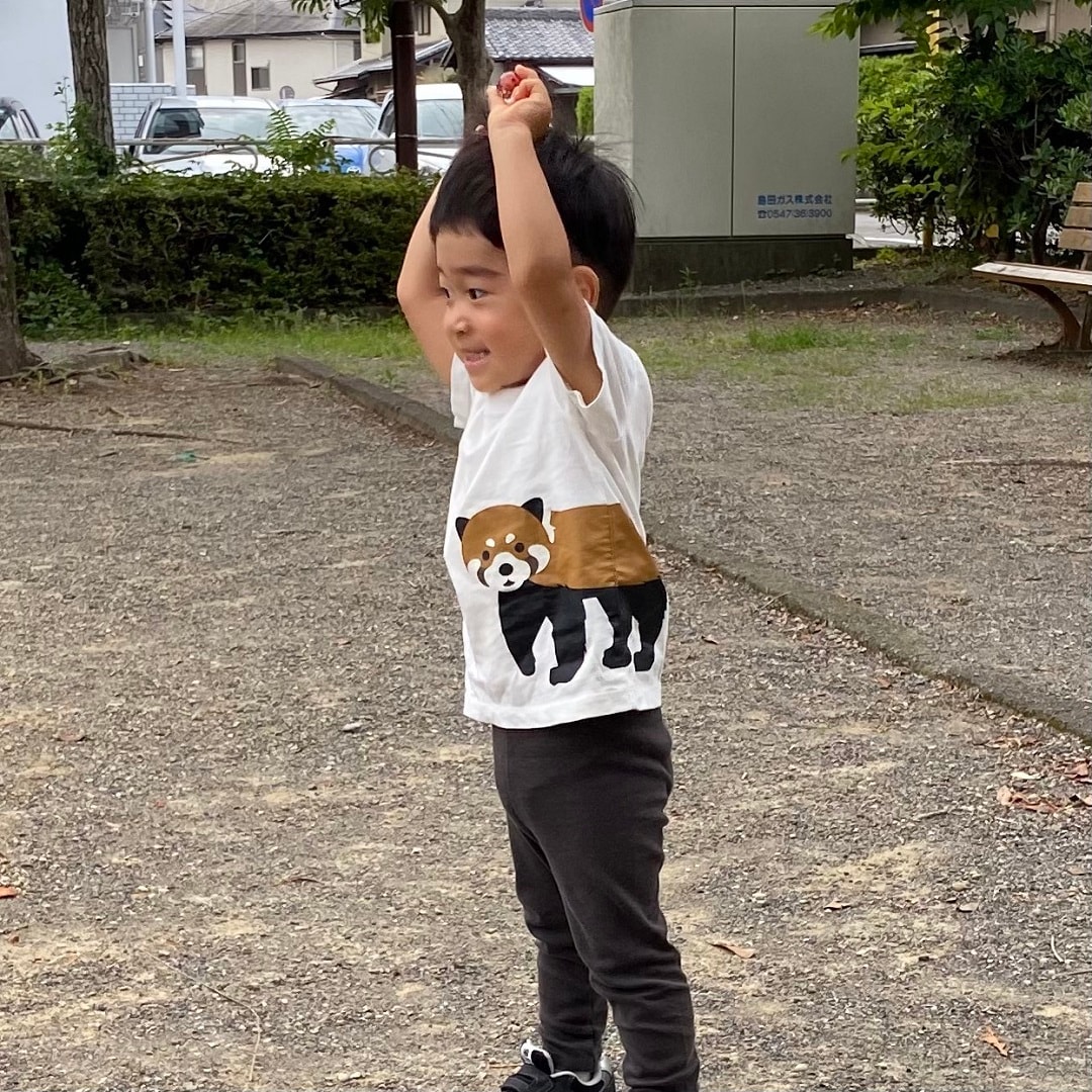 レッサーパンダTシャツを着た男の子