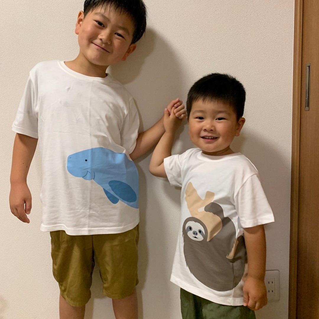ジュゴンTシャツとナマケモノTシャツを着た男の子たち