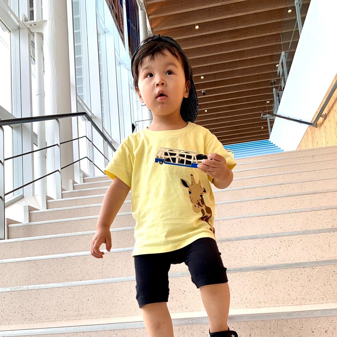 キリンのプリントTシャツを着た男の子