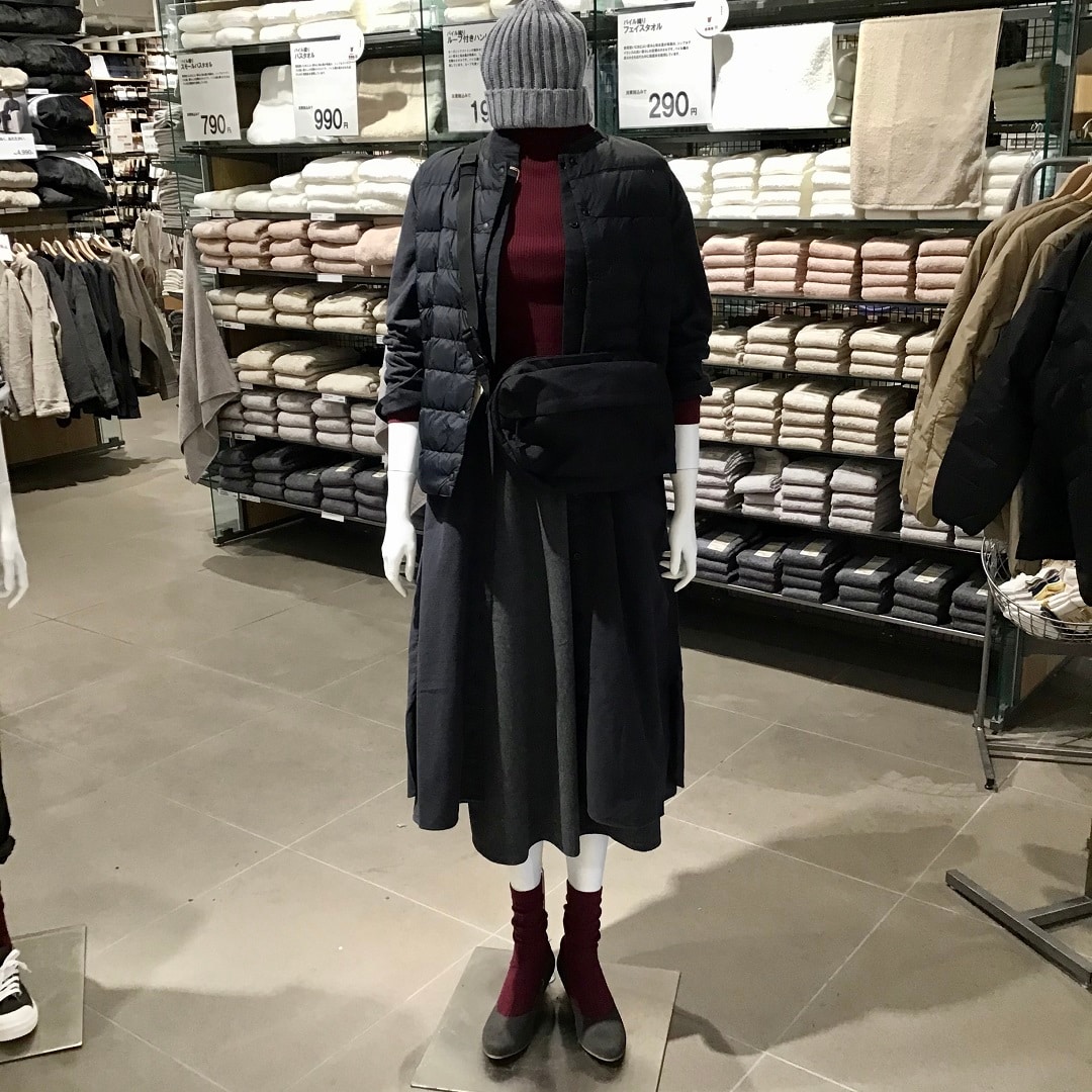 右マネキン写真　ダウンベスト着用