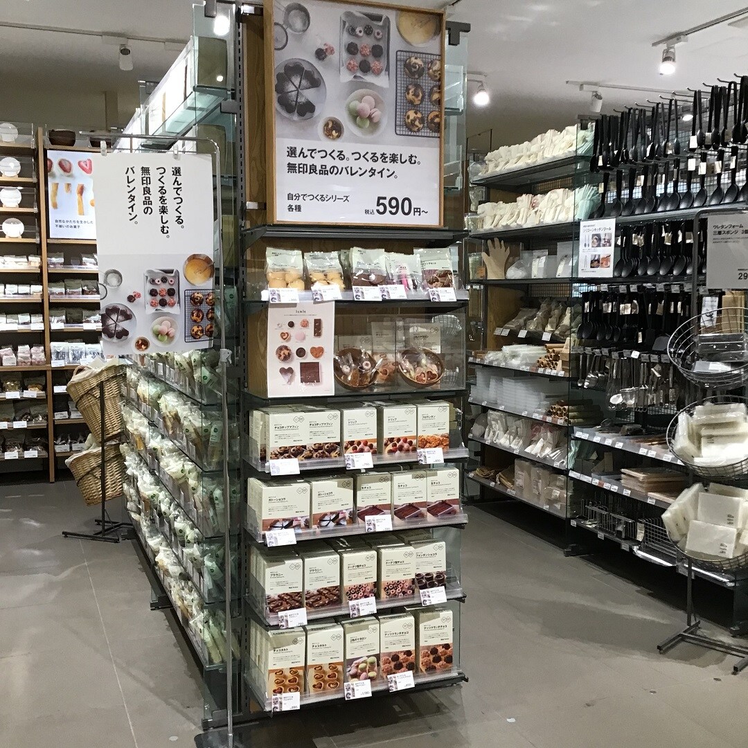 【アピタ島田】バレンタイン売場とサンプル展示画像