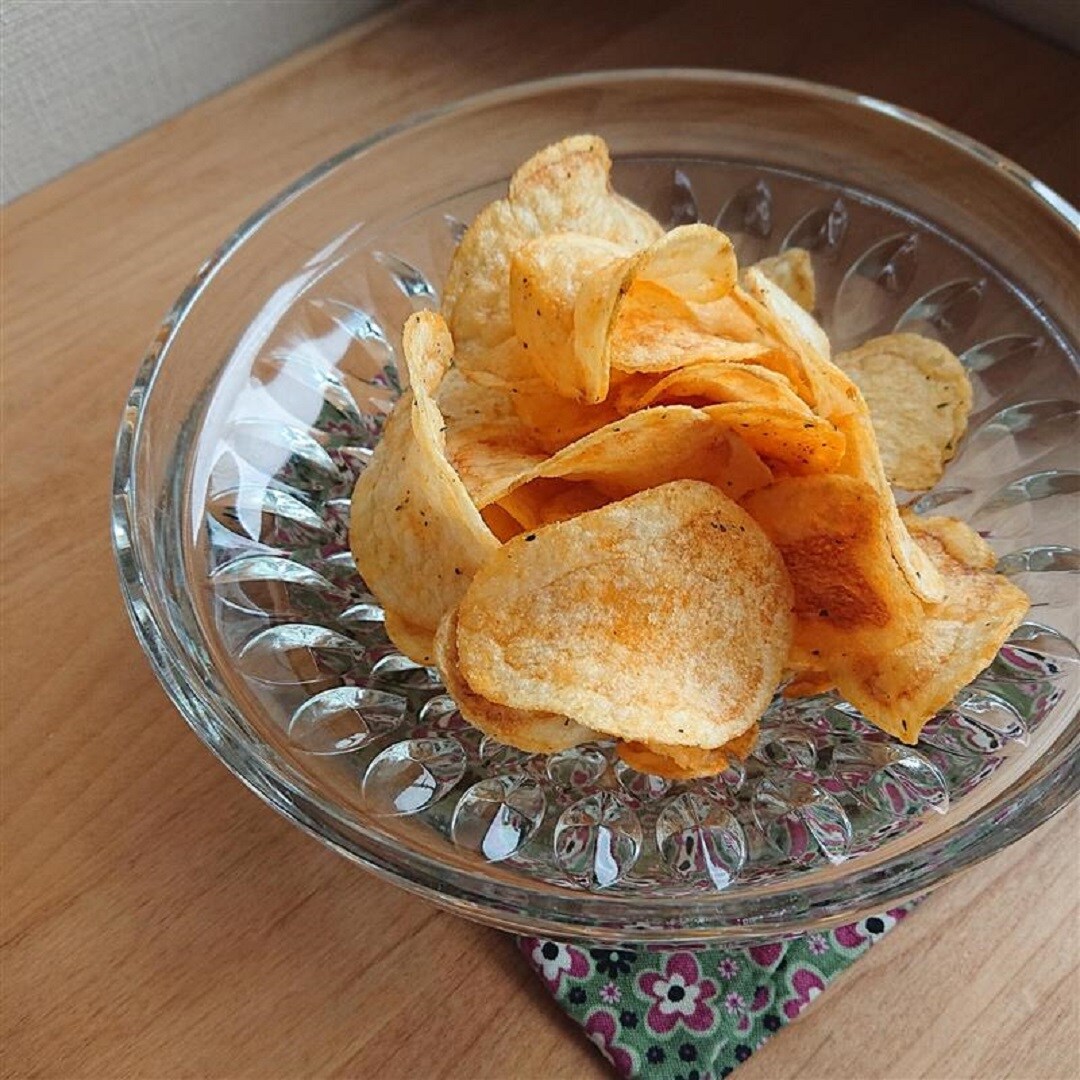 【アピタ島田】ポテトチップストマト＆バジル味盛り付け画像