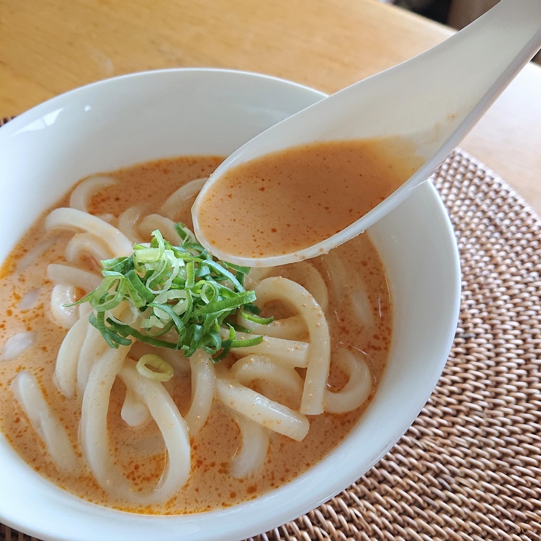 【アピタ島田】麺にかける明太クリームスープ　スープをすくっている画像