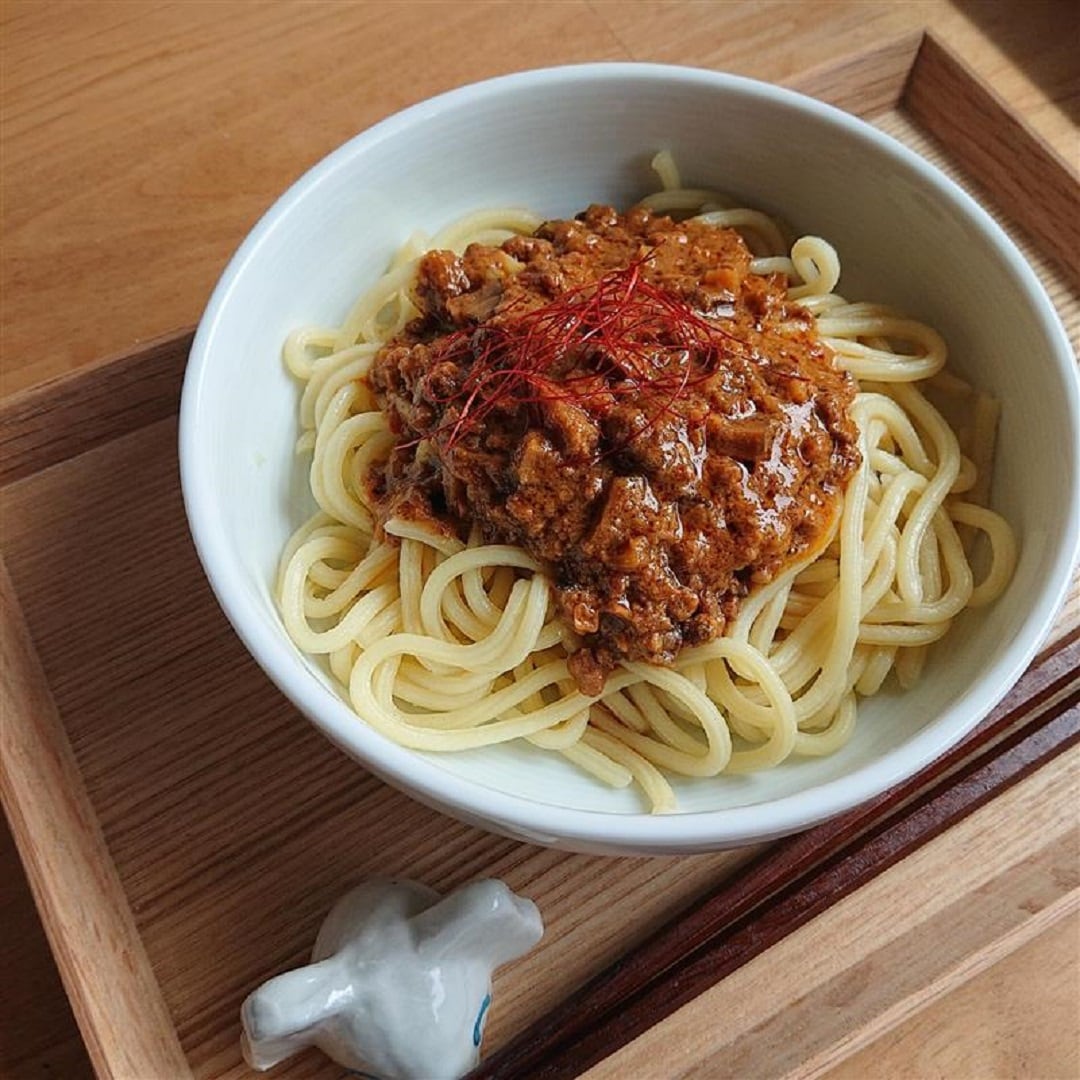 【アピタ島田】麺にかける白胡麻坦々ソース盛り付け画像