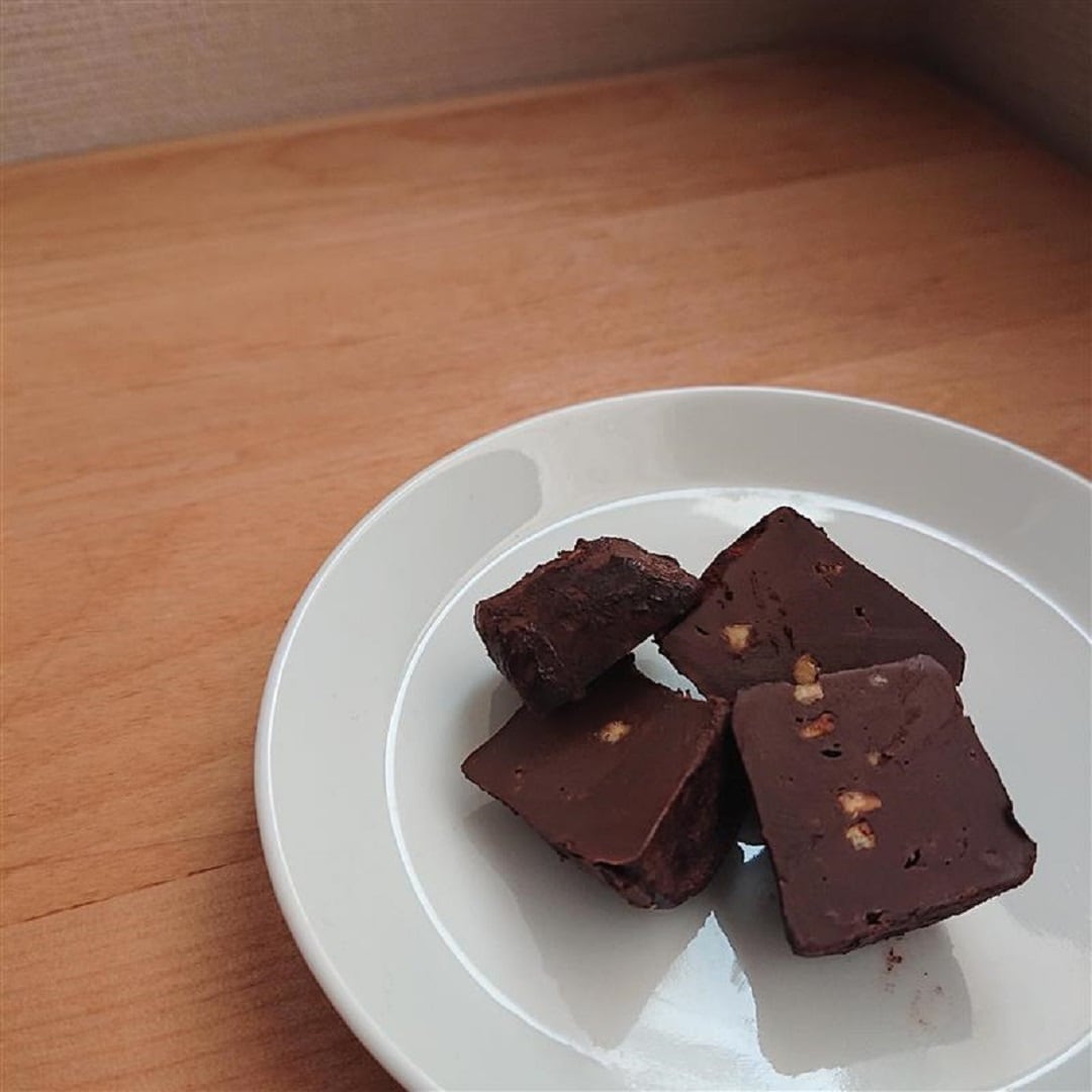 【アピタ島田】カカオトリュフピスタチオ粒をカットした画像
