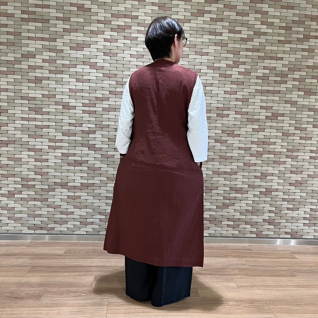 【アピタ島田】157cm　ジレワンピースコーデ　後ろ向き