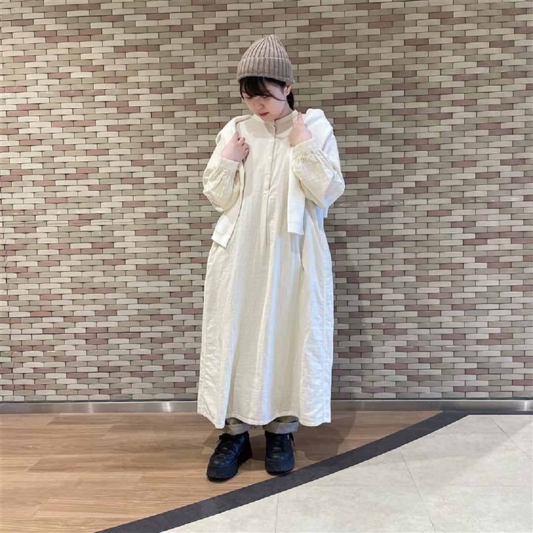 婦人コットンテーパードパンツコーデ
