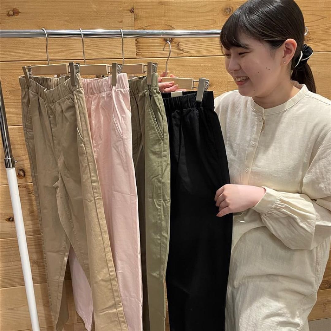婦人コットンイージーテーパードパンツコーデ