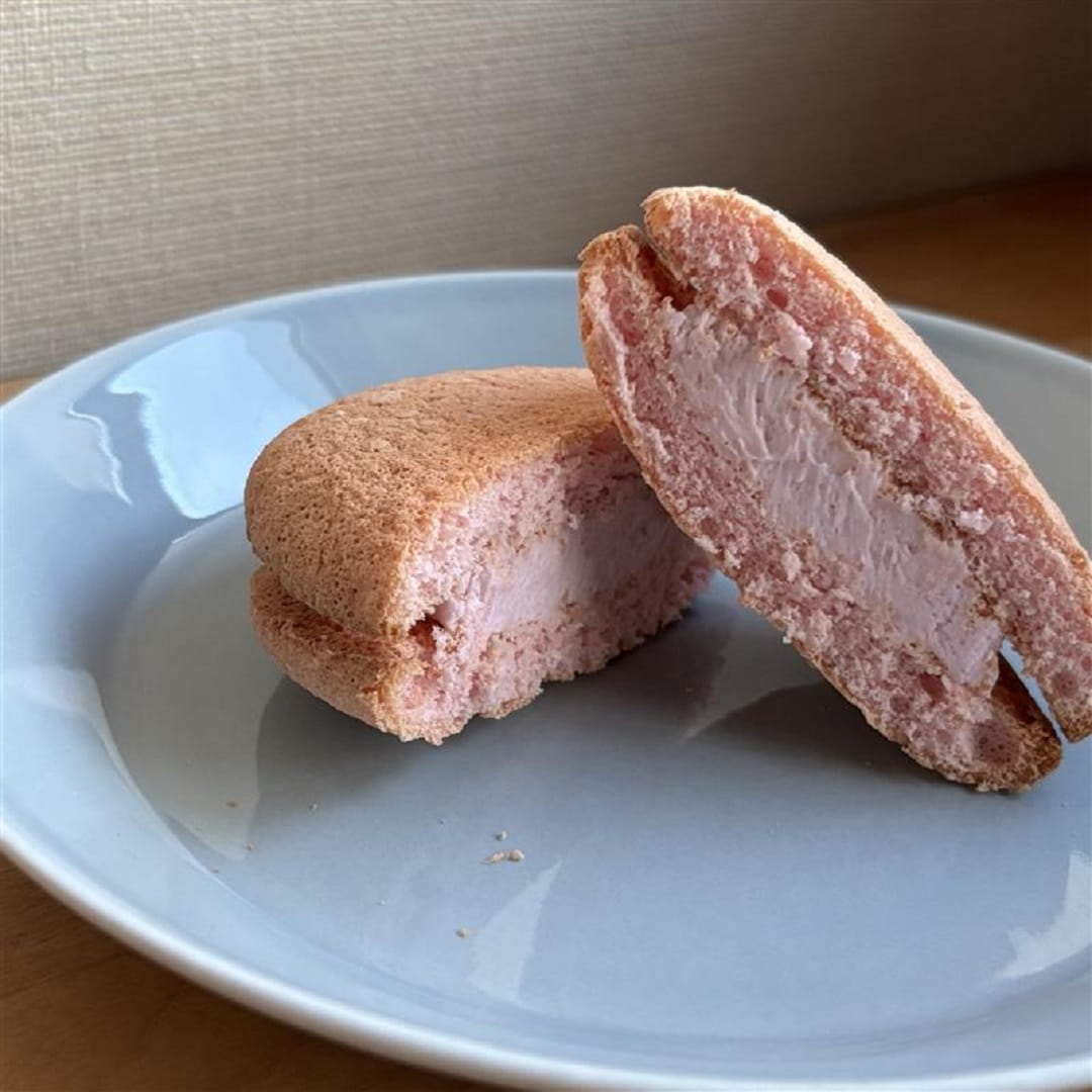 【アピタ島田】桜のブッセをカットした画像