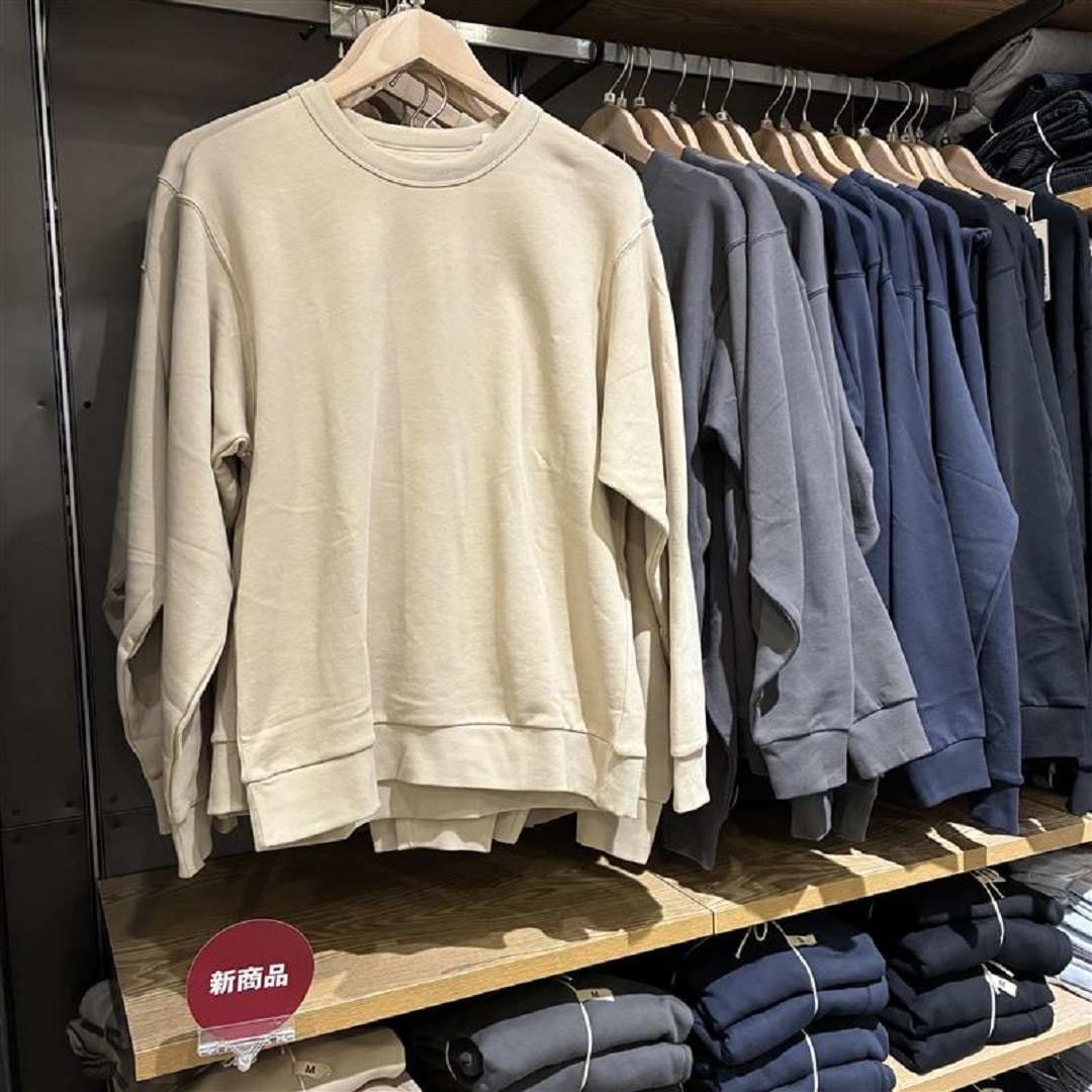ベージュ　チャコールグレー　ダークネイビー　黒のスウェット
