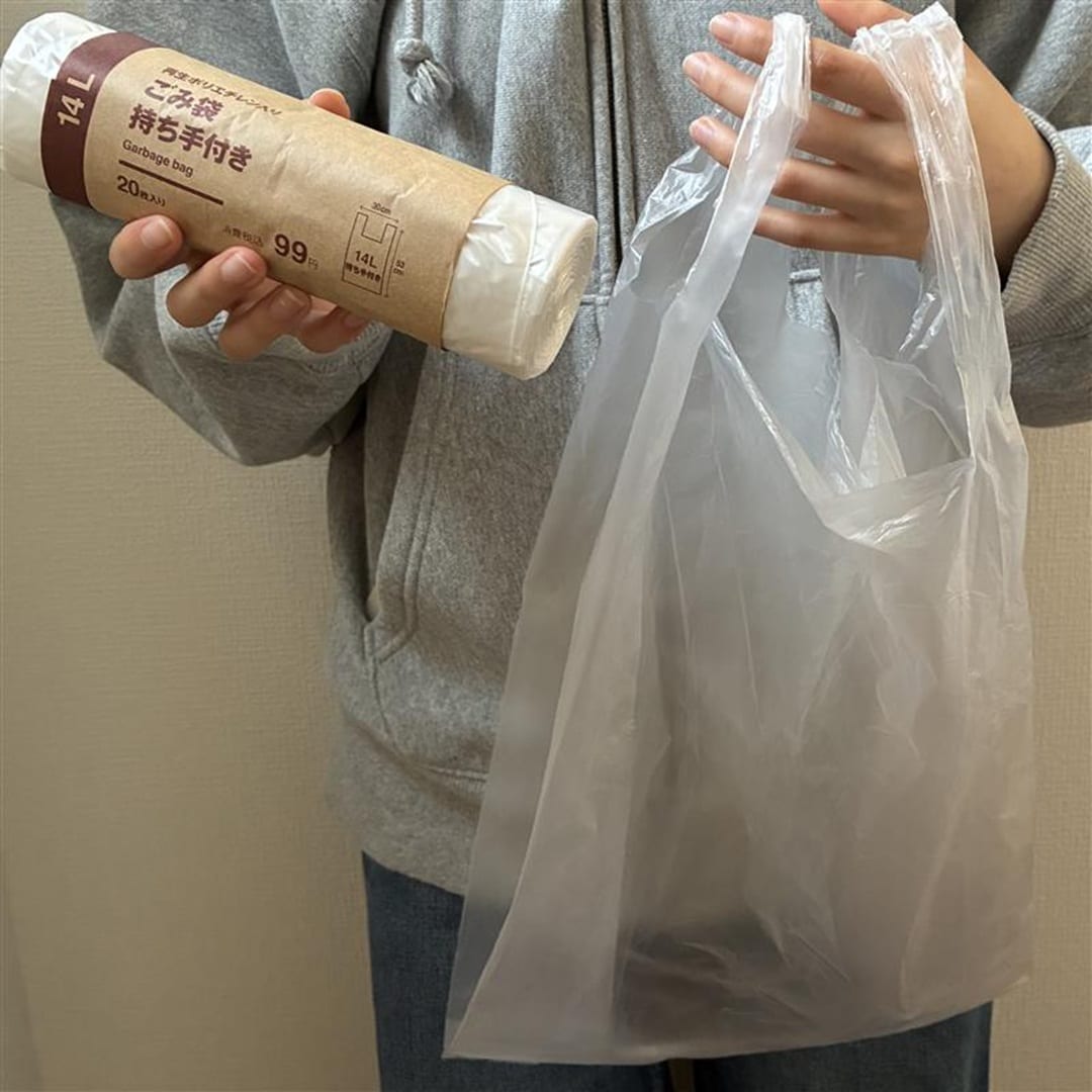 手に持ったごみ袋