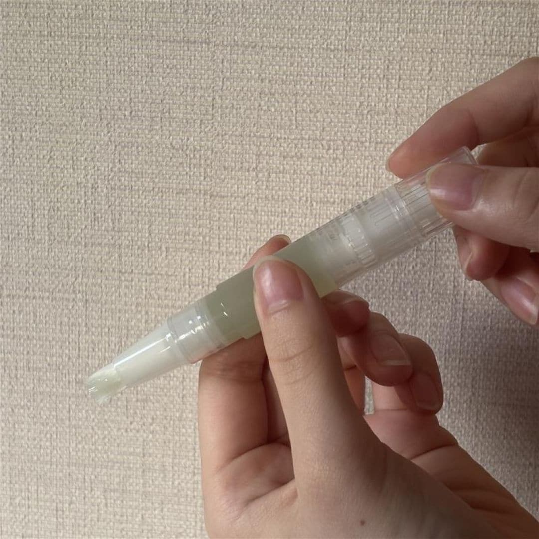 【アピタ島田】ネイルケアオイルサマーシトラス　オイルを出している画像