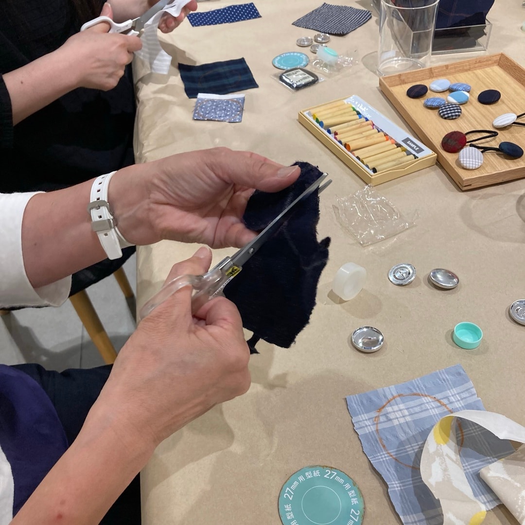 【アピタ島田】くるみボタン作成中