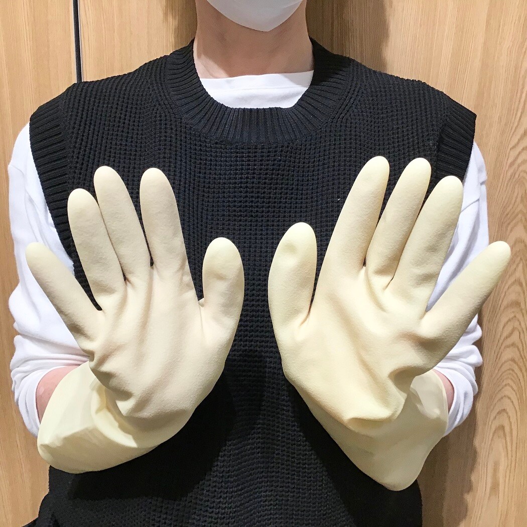 ゴム手袋を両手にはめてみました