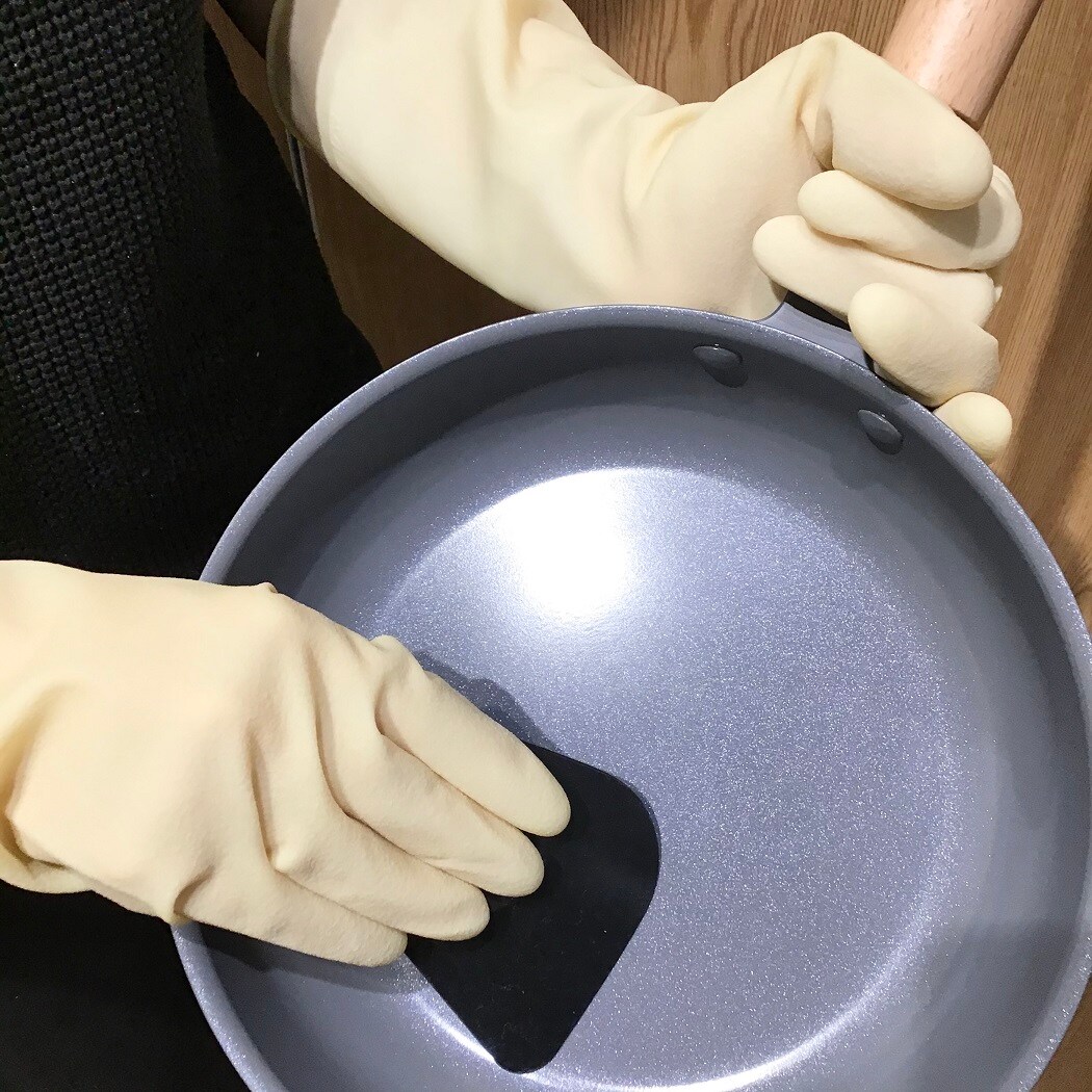 ゴム手袋を使用してお鍋を洗う
