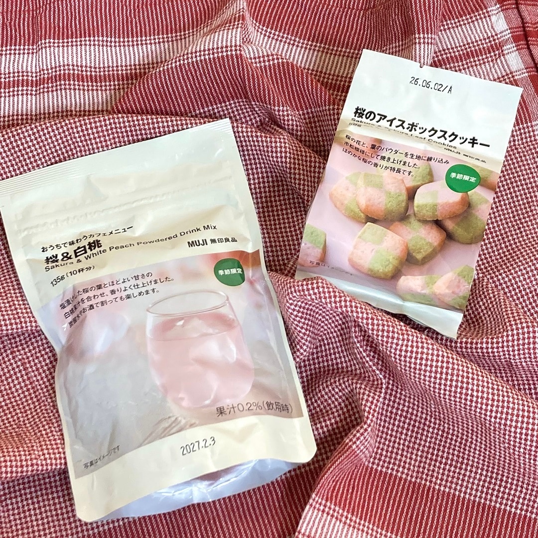 桜の飲料とクッキー