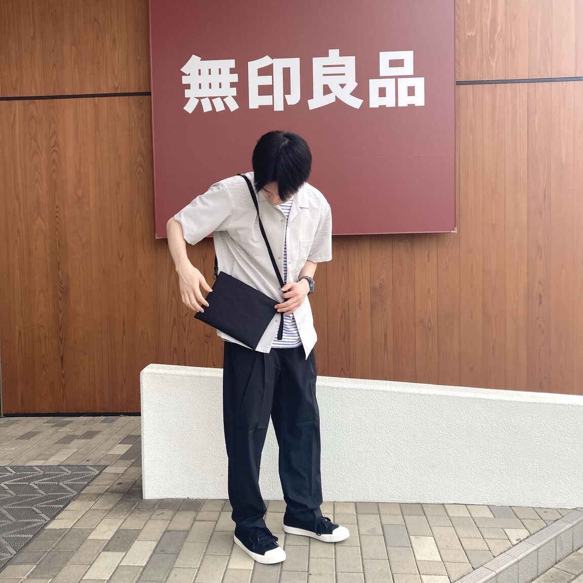 風を通す　男性スタッフ全身