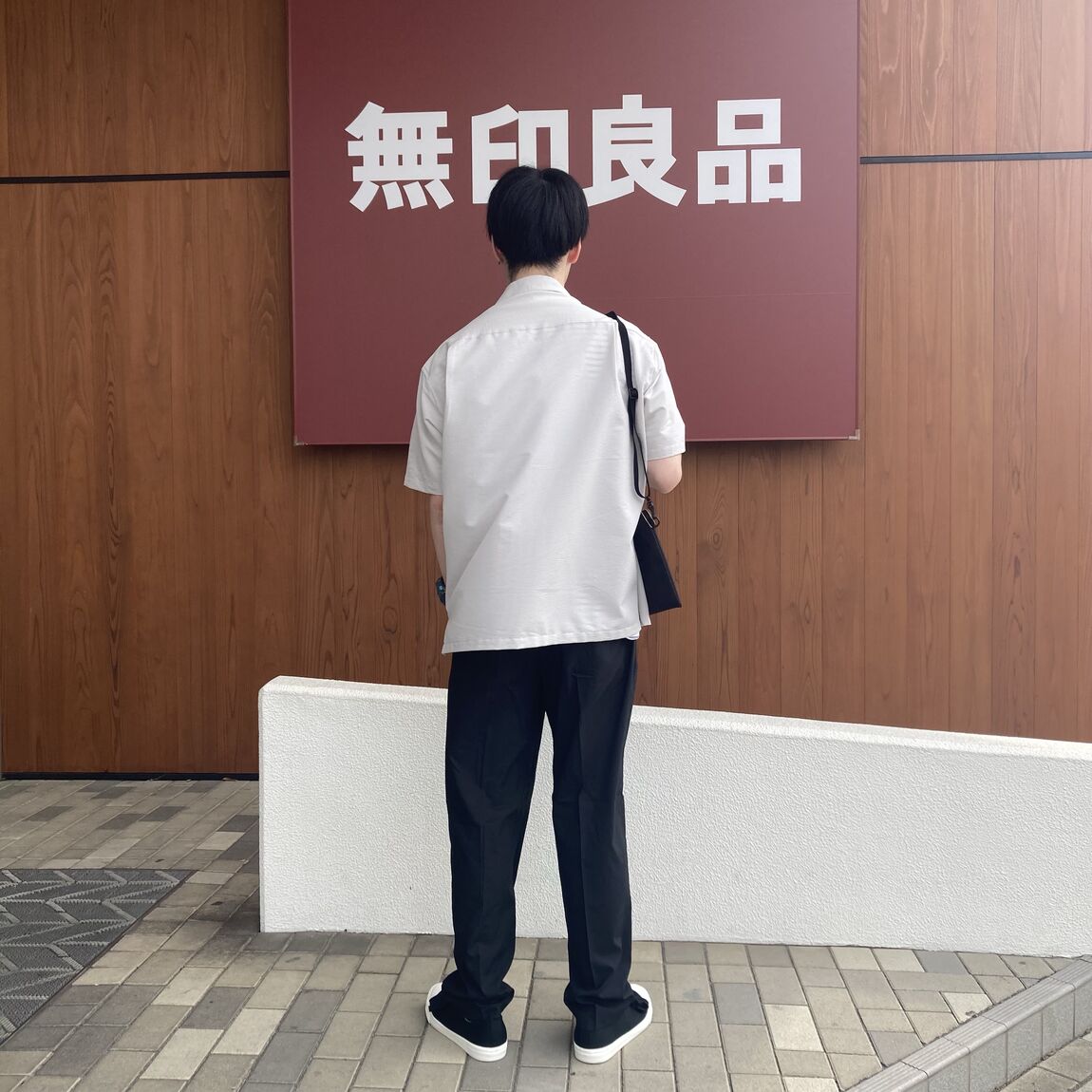 風を通す　男性スタッフ後ろから
