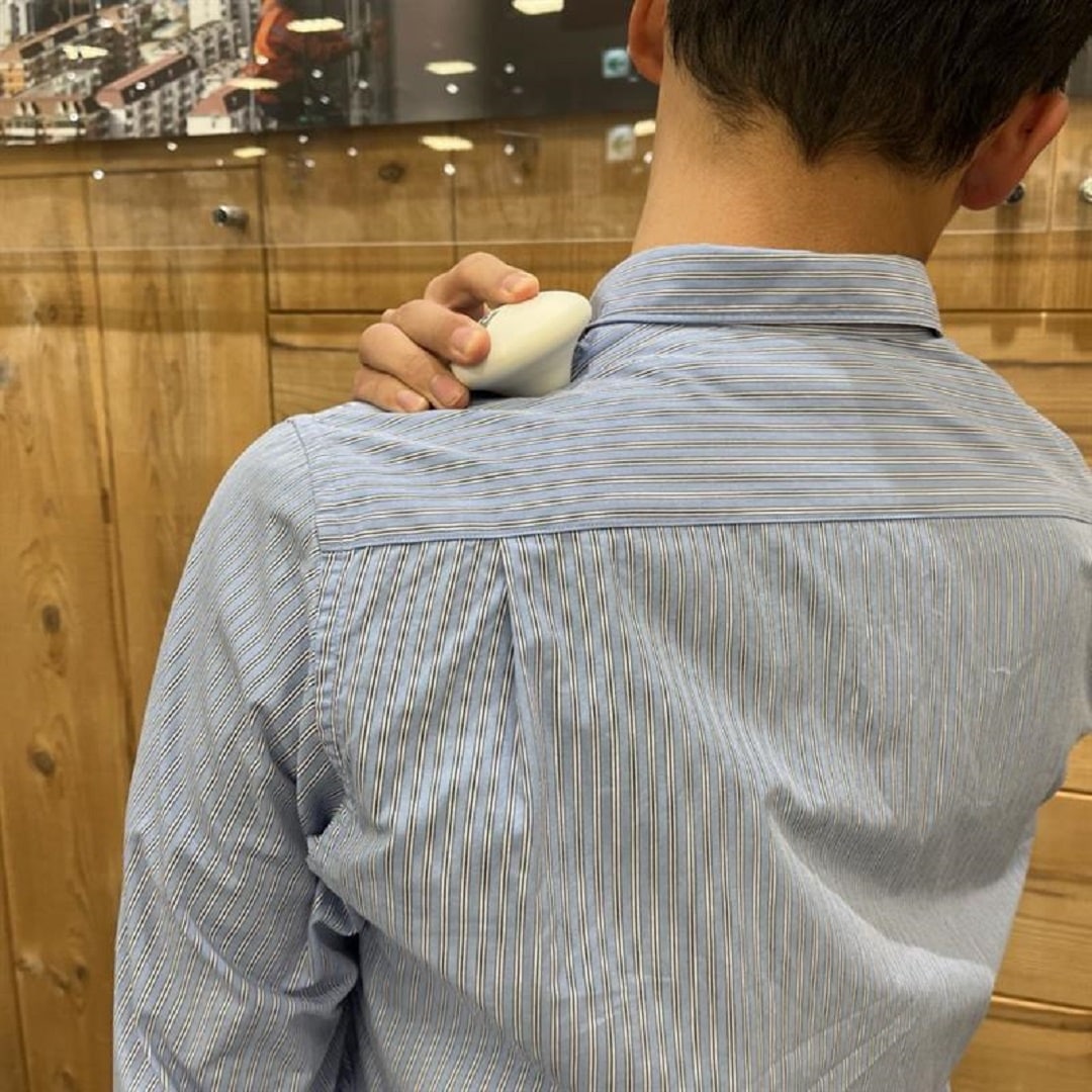 肩をマッサージする写真