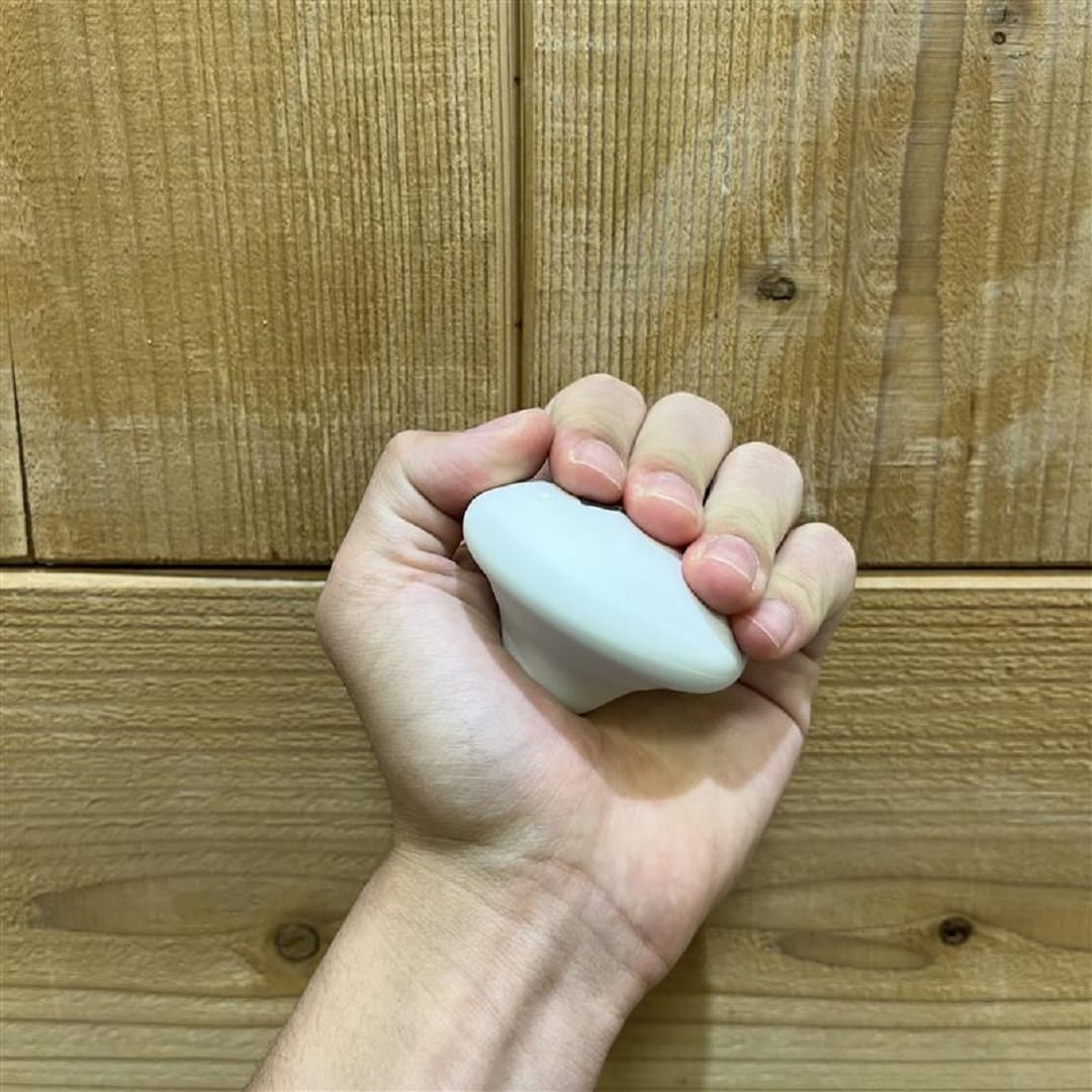 手のひらをマッサージする写真