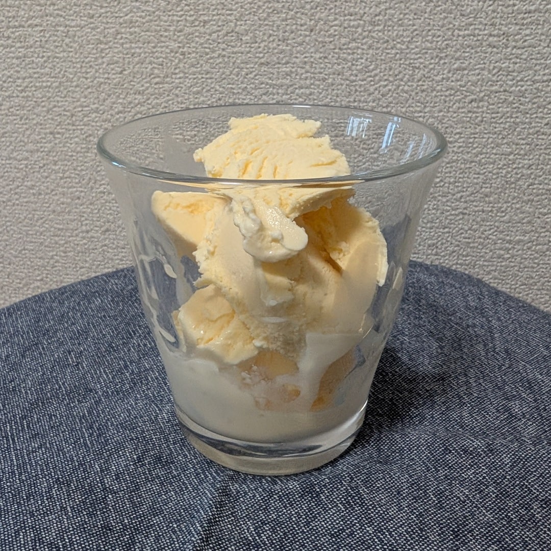 コップにバニラアイスを入れます