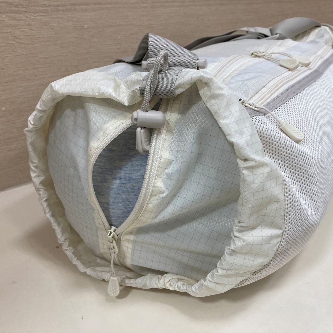 サイドジッパーから出し入れができます
