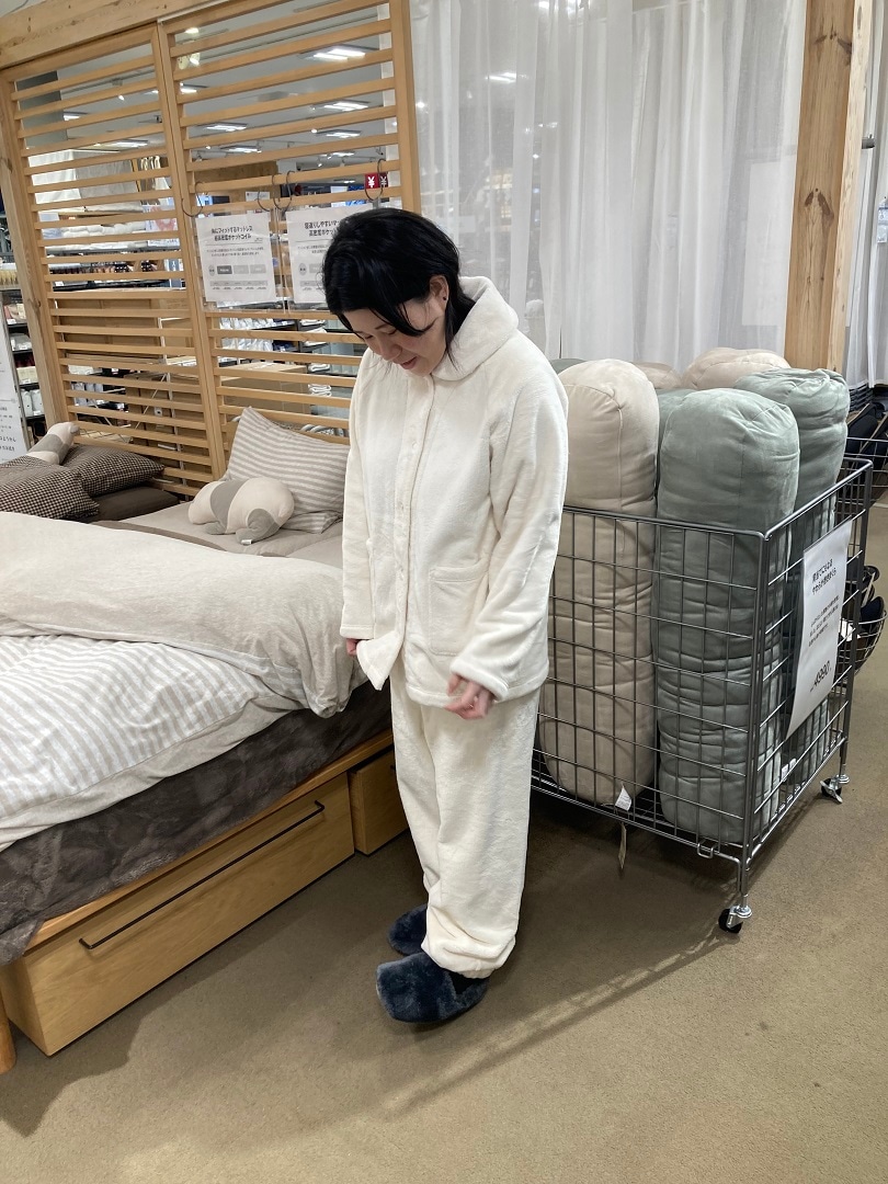 婦人着る毛布パジャマ
