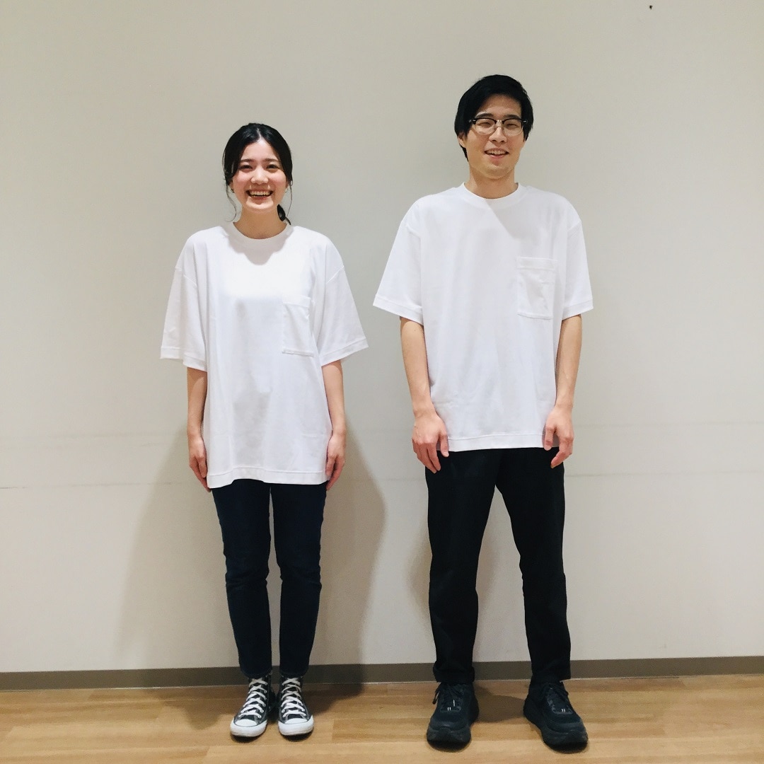 男女で同じサイズのTシャツを着用している写真
