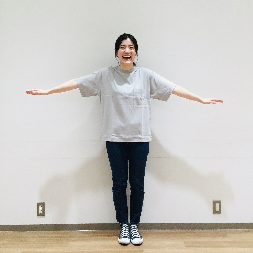 女性がTシャツを着ている写真