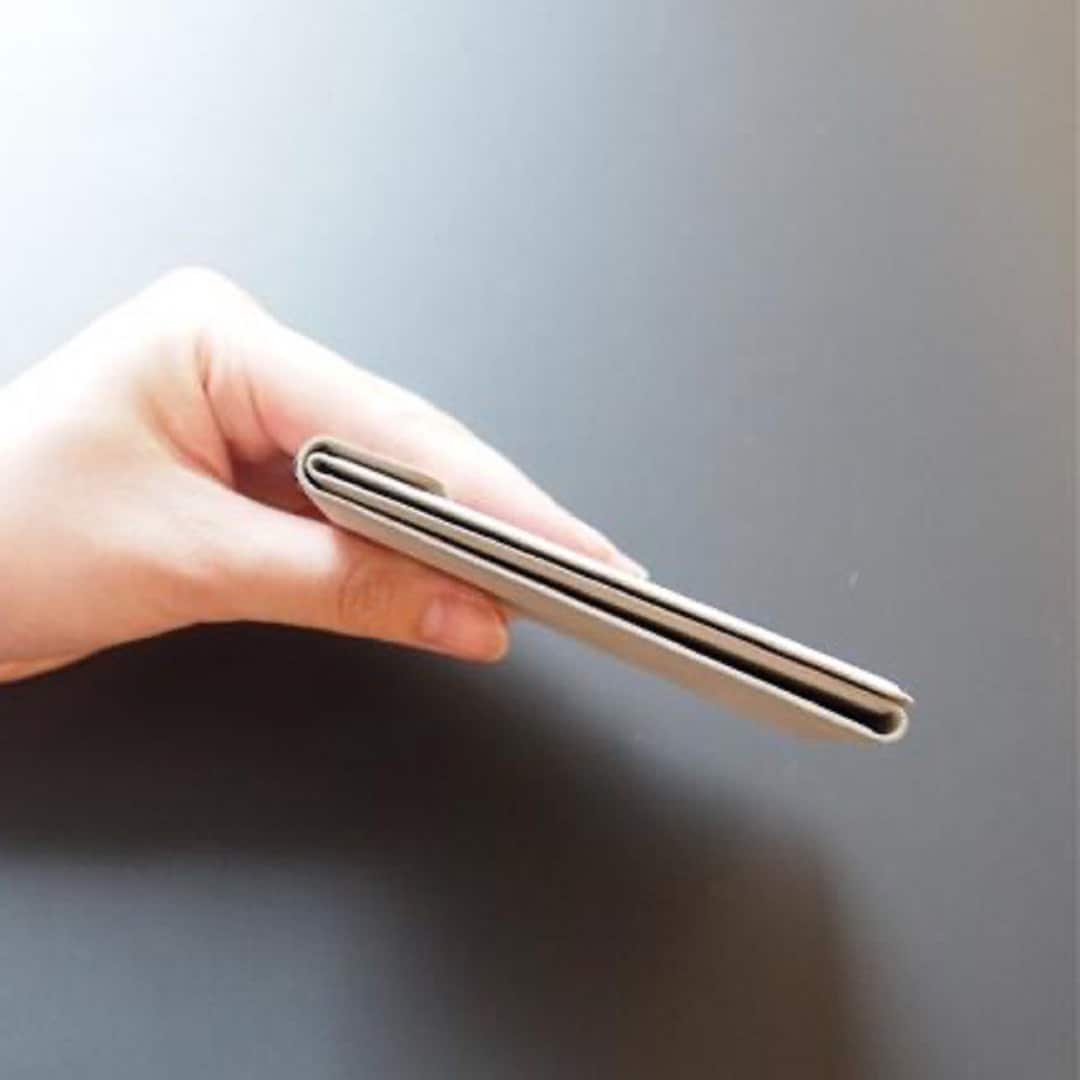 薄さを見せた写真